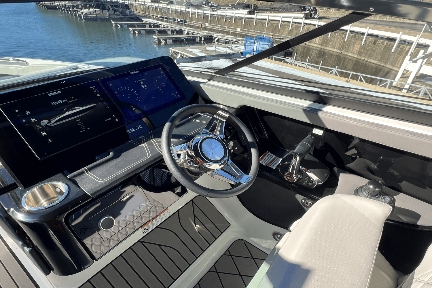 Slide: The Image of Sea Ray SLX 280 2025 - 9