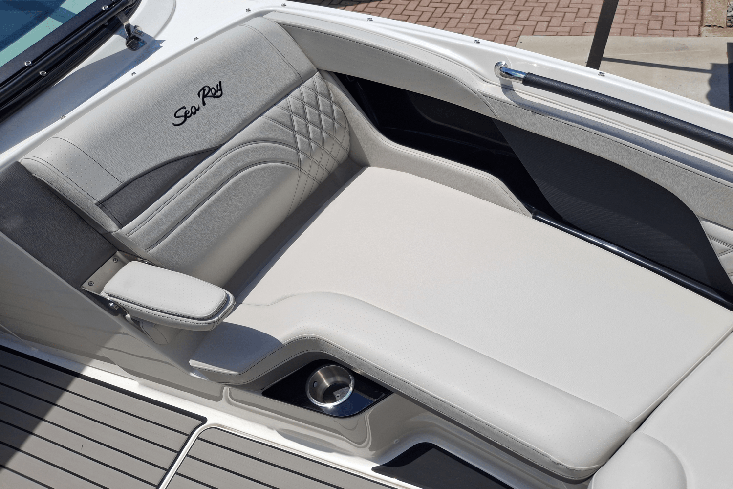 Slide: The Image of Sea Ray SLX 280 Outboard 2026 - 10