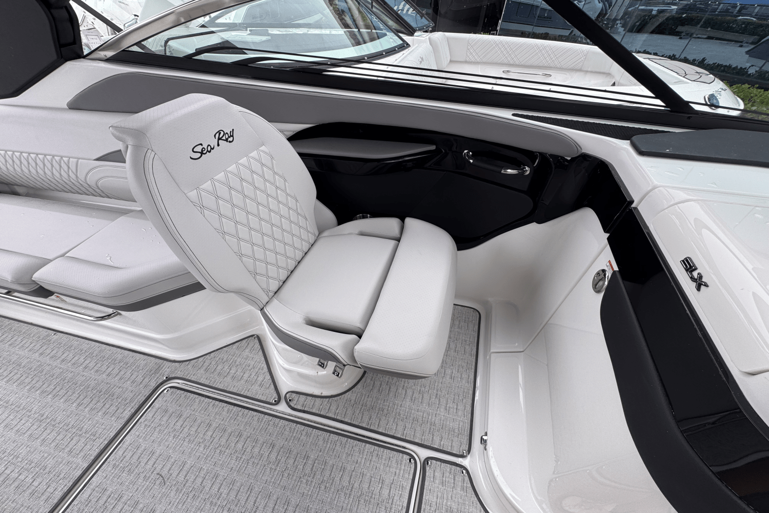 Slide: The Image of Sea Ray SLX 280 Outboard 2026 - 12