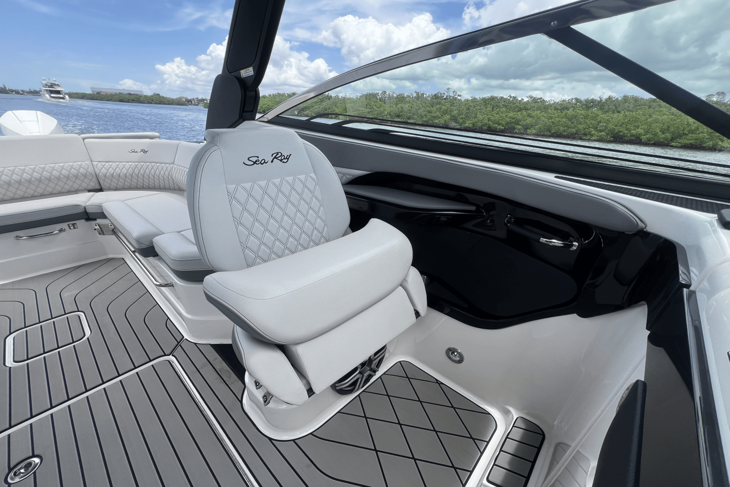 Slide: The Image of Sea Ray SLX 280 Outboard 2026 - 12