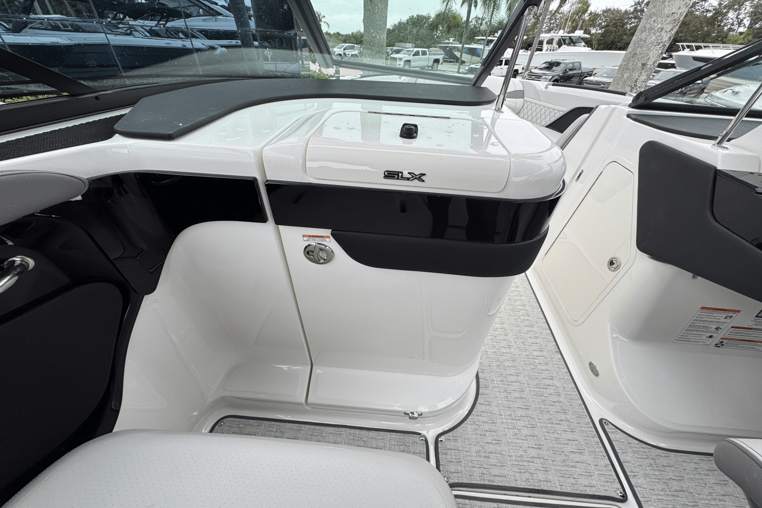 Slide: The Image of Sea Ray SLX 280 Outboard 2026 - 13