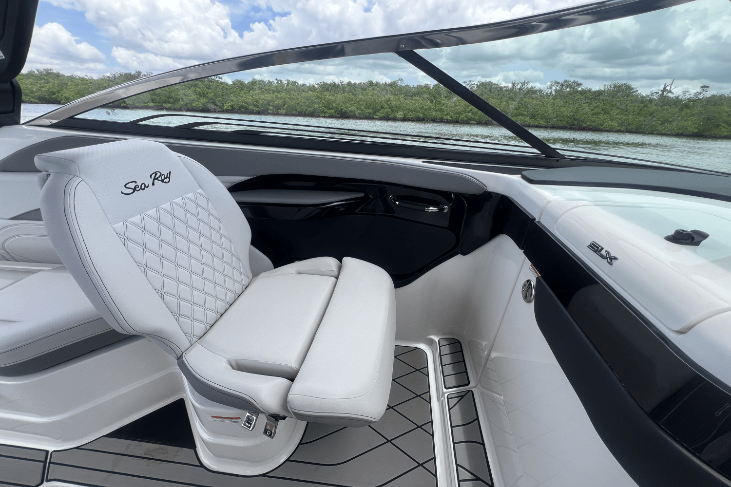 Slide: The Image of Sea Ray SLX 280 Outboard 2026 - 13