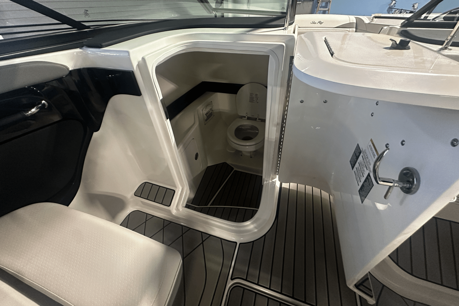 Slide: The Image of Sea Ray SLX 280 Outboard 2026 - 13