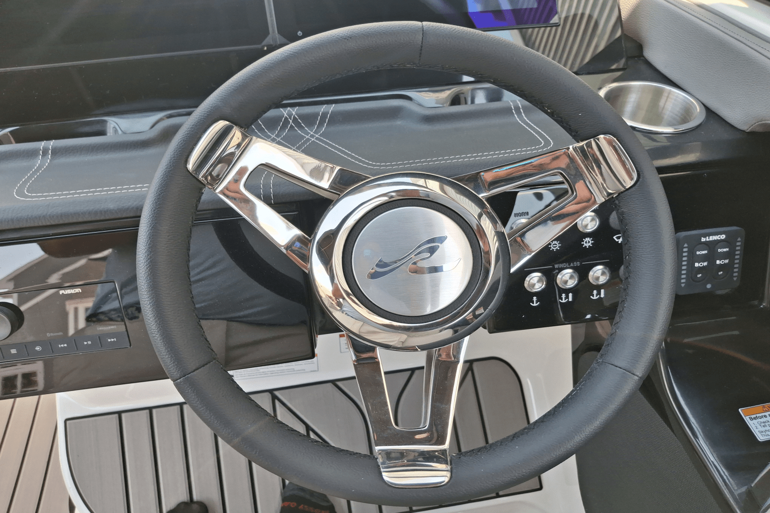 Slide: The Image of Sea Ray SLX 280 Outboard 2026 - 13