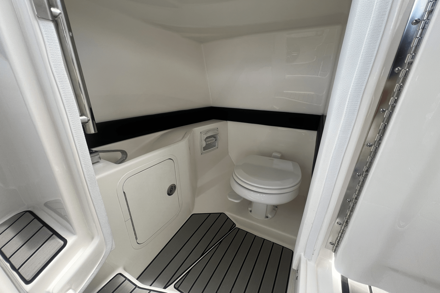 Slide: The Image of Sea Ray SLX 280 Outboard 2026 - 14