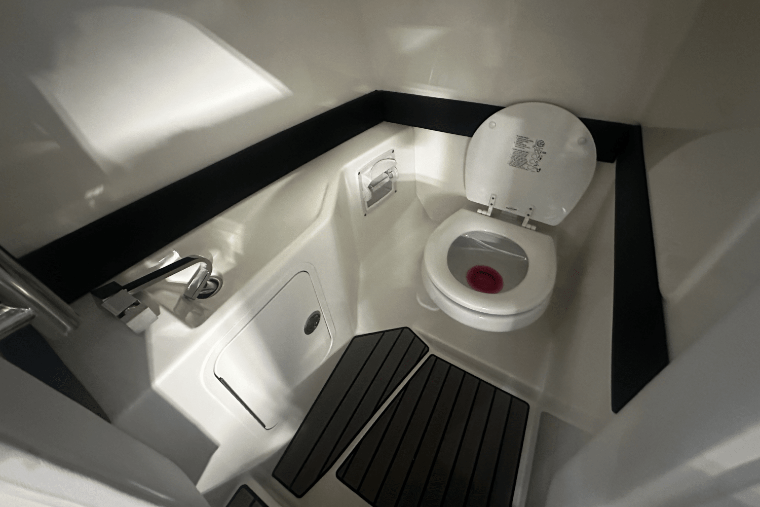 Slide: The Image of Sea Ray SLX 280 Outboard 2026 - 14