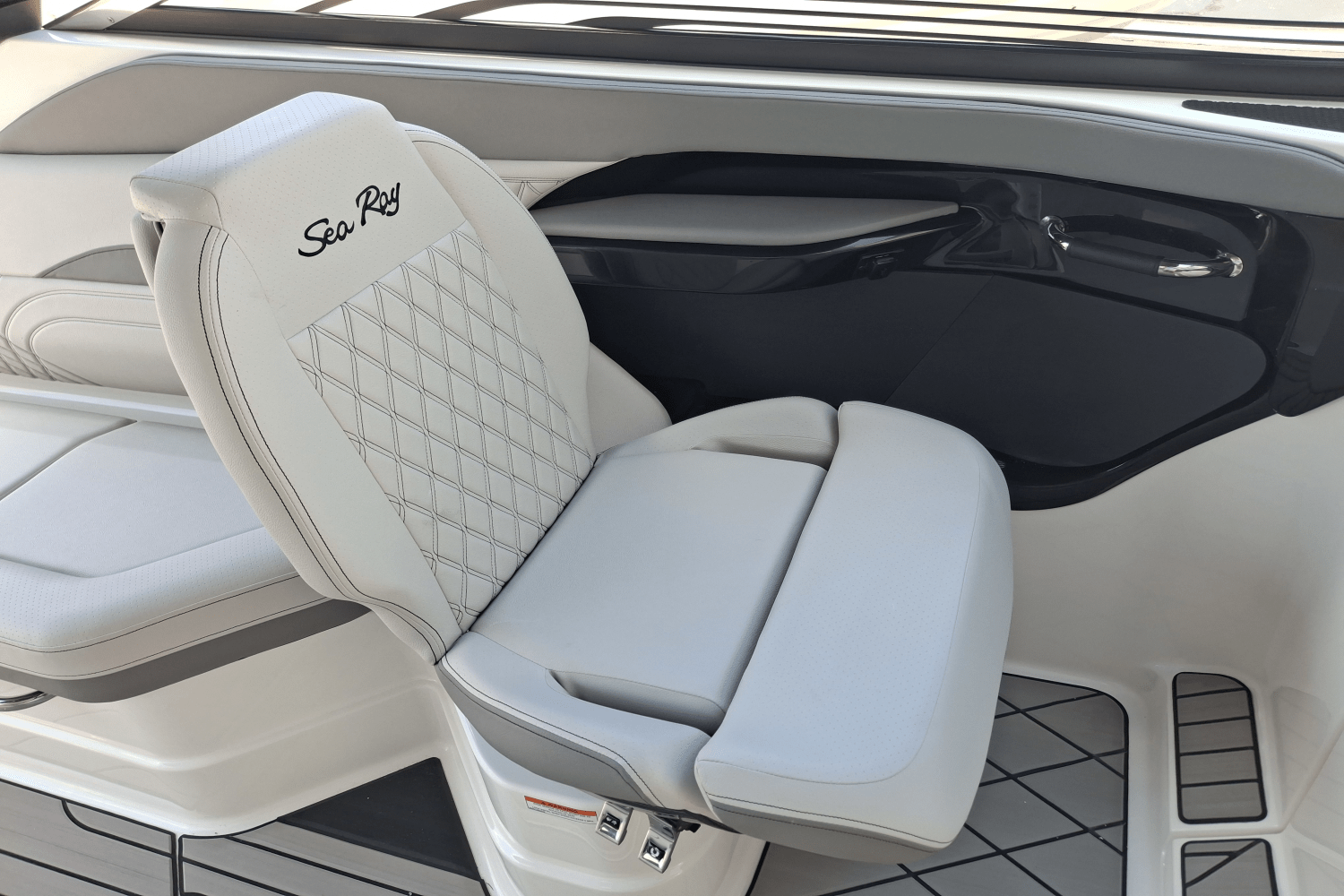 Slide: The Image of Sea Ray SLX 280 Outboard 2026 - 18