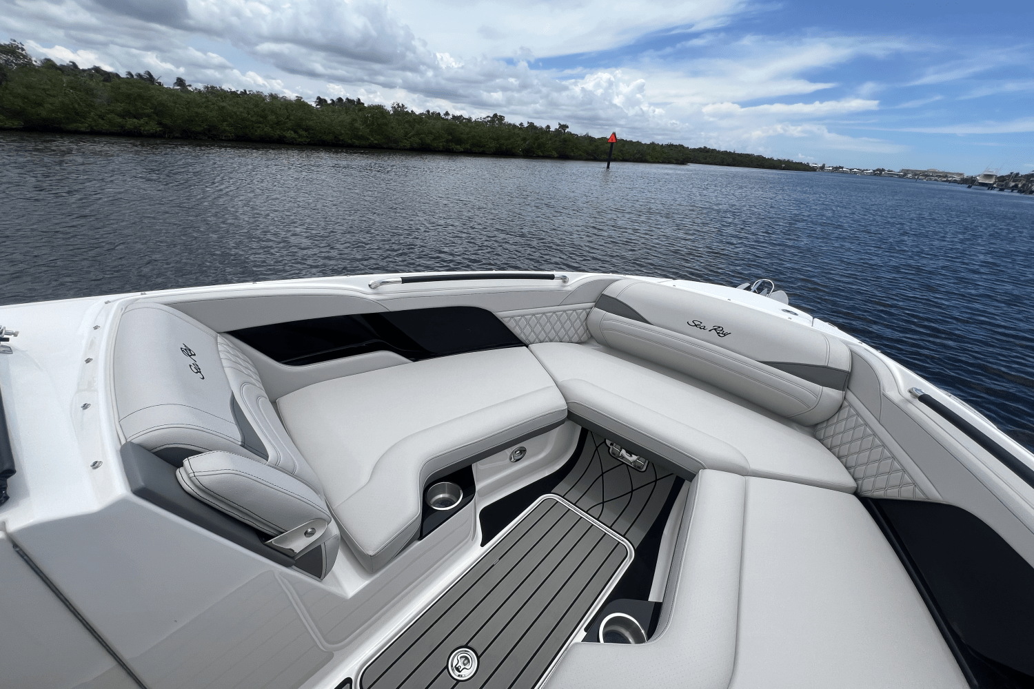 Slide: The Image of Sea Ray SLX 280 Outboard 2026 - 18