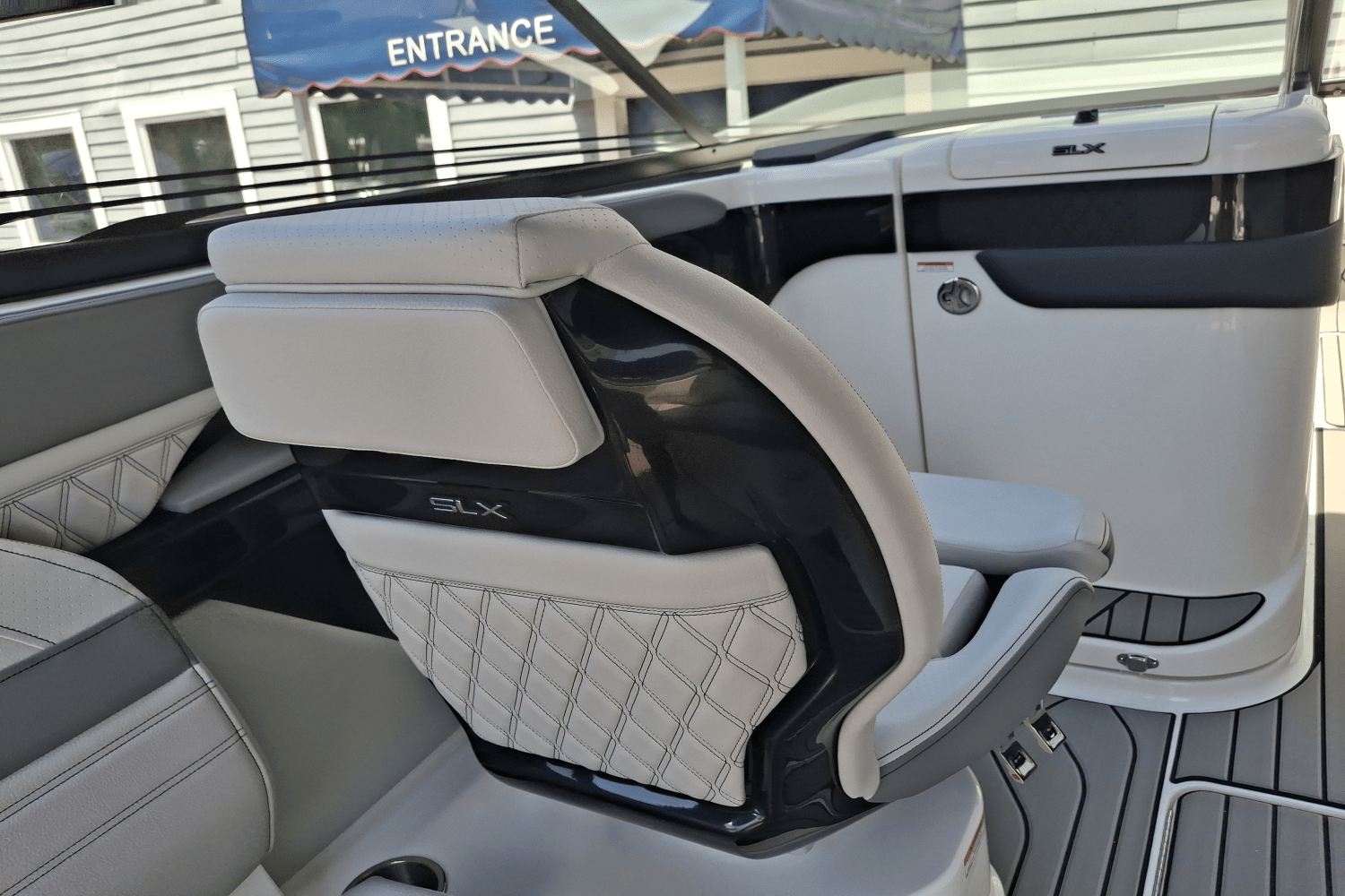 Slide: The Image of Sea Ray SLX 280 Outboard 2026 - 19