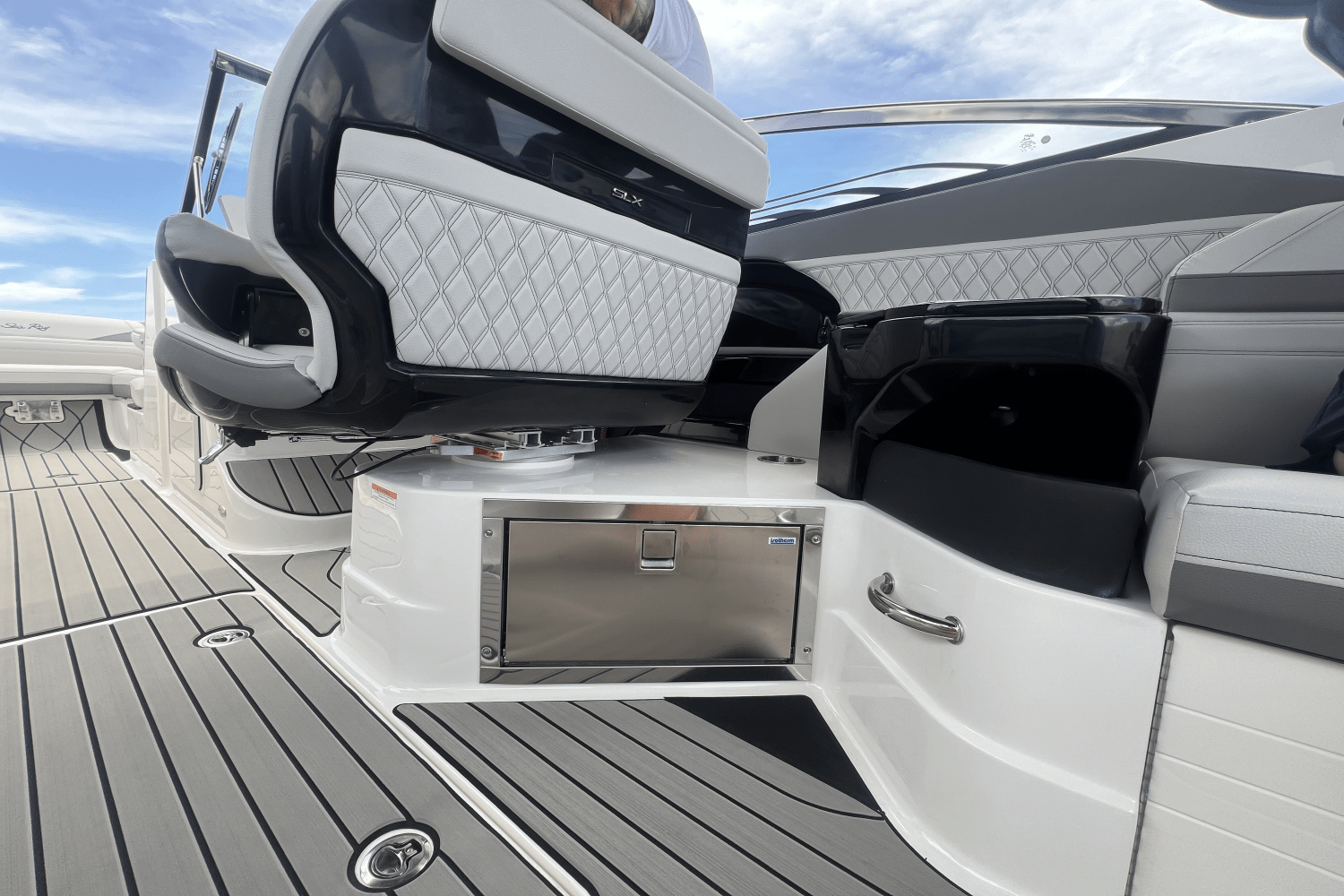 Slide: The Image of Sea Ray SLX 280 Outboard 2026 - 24