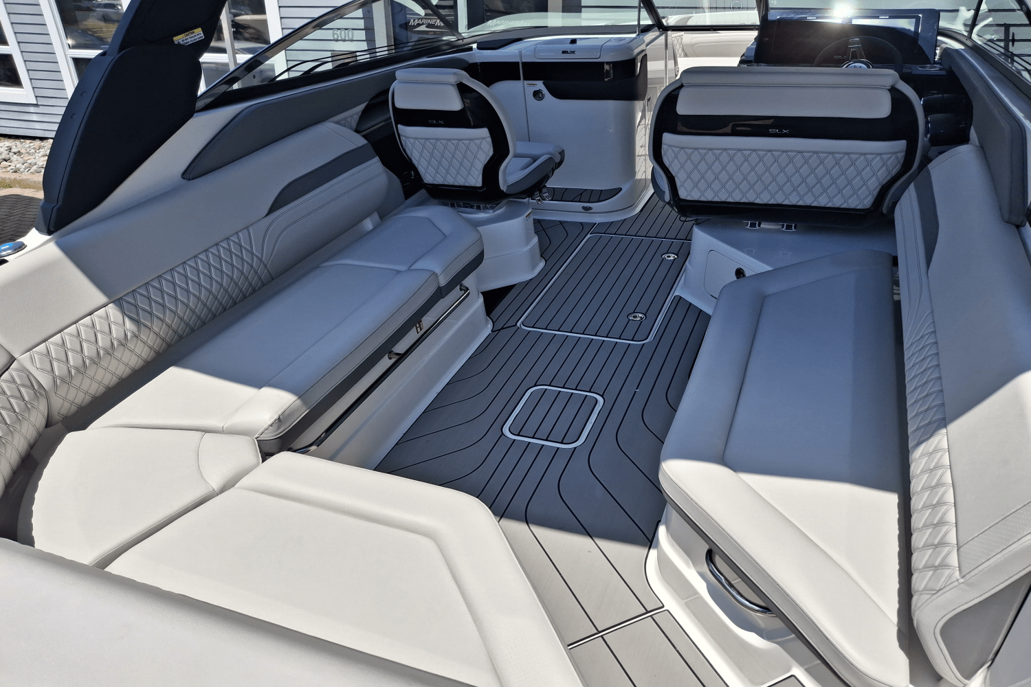 Slide: The Image of Sea Ray SLX 280 Outboard 2026 - 25