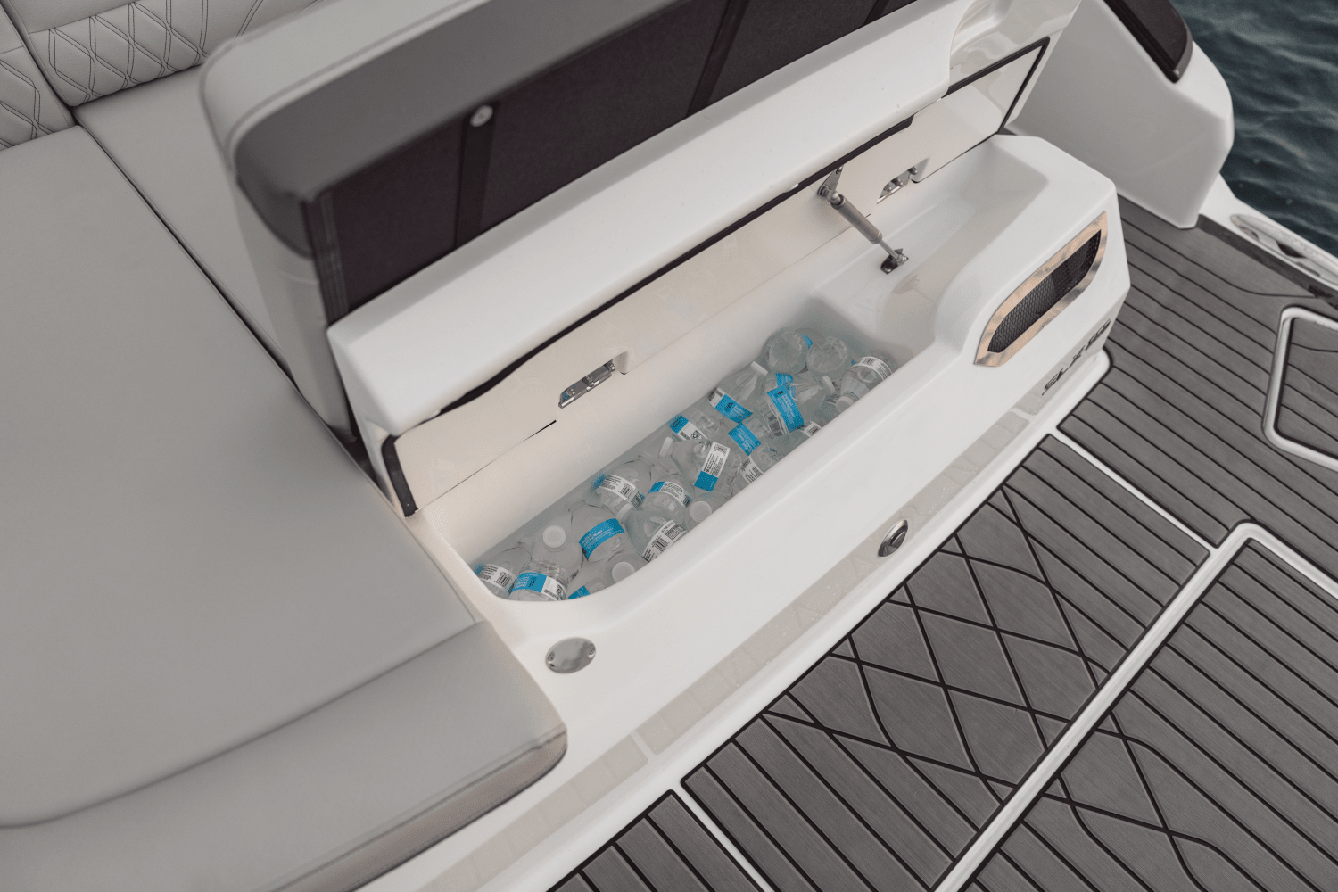 Slide: The Image of Sea Ray SLX 280 Outboard 2026 - 31