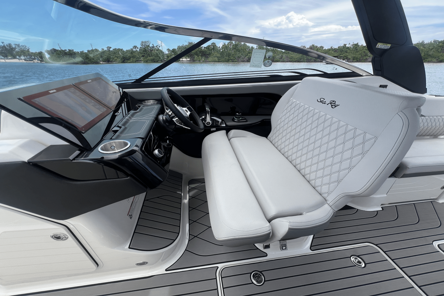 Slide: The Image of Sea Ray SLX 280 Outboard 2026 - 31