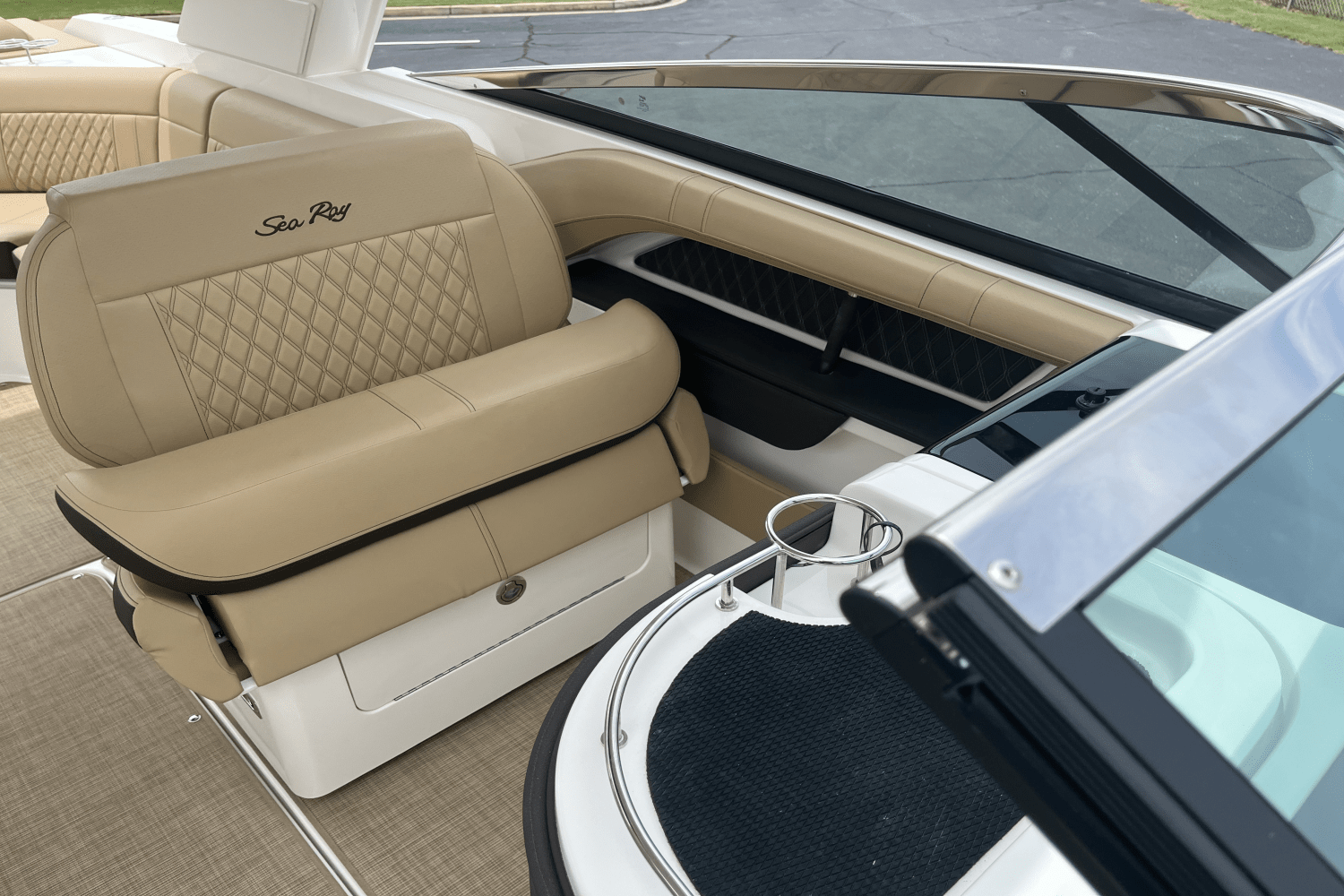 Slide: The Image of Sea Ray SLX 310 2025 - 10