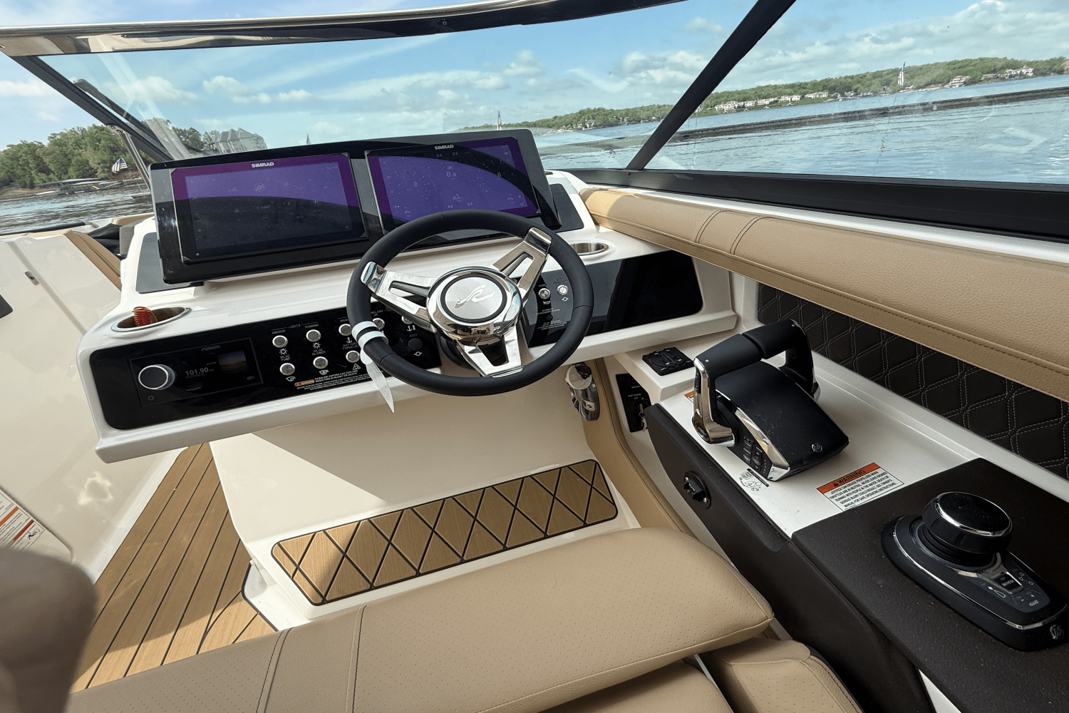 Slide: The Image of Sea Ray SLX 310 2025 - 10