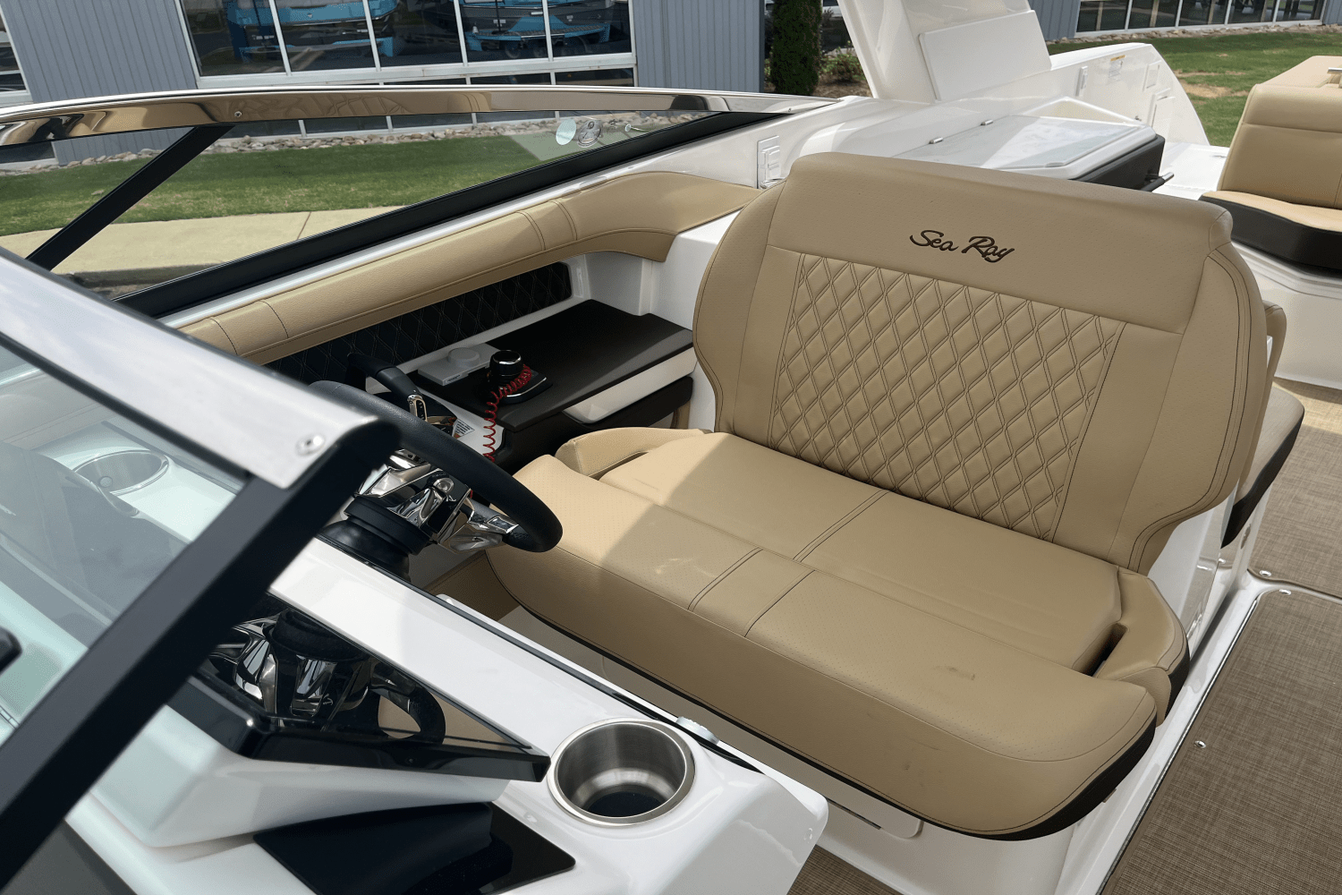 Slide: The Image of Sea Ray SLX 310 2025 - 11