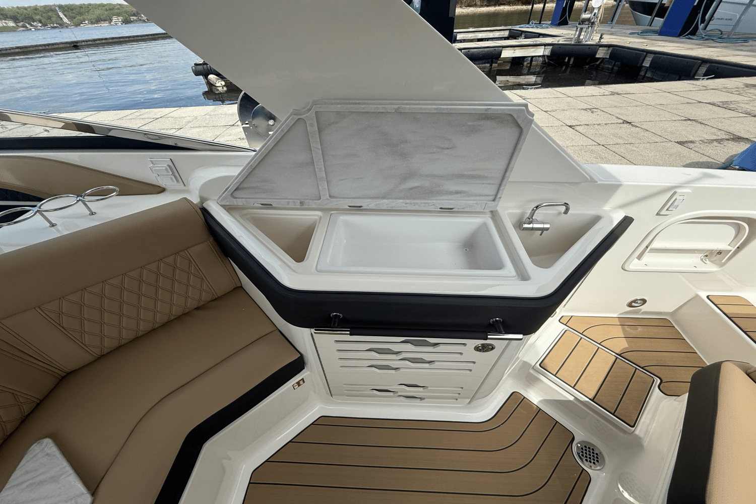 Slide: The Image of Sea Ray SLX 310 2025 - 11