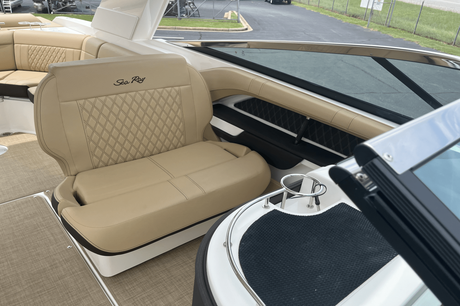 Slide: The Image of Sea Ray SLX 310 2025 - 12