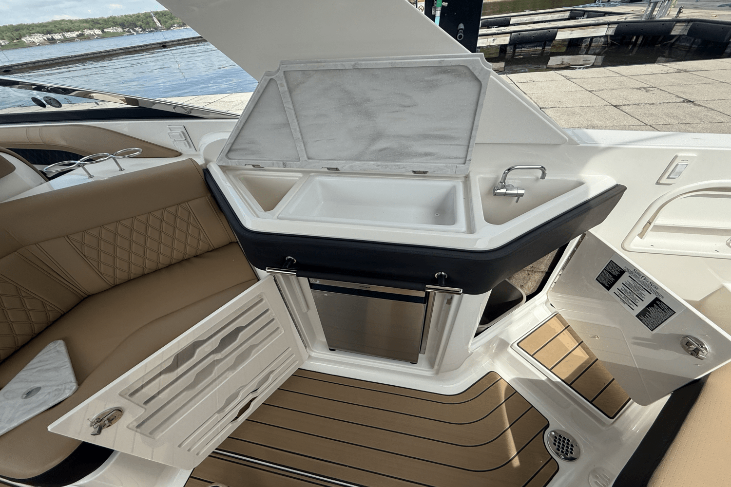 Slide: The Image of Sea Ray SLX 310 2025 - 12