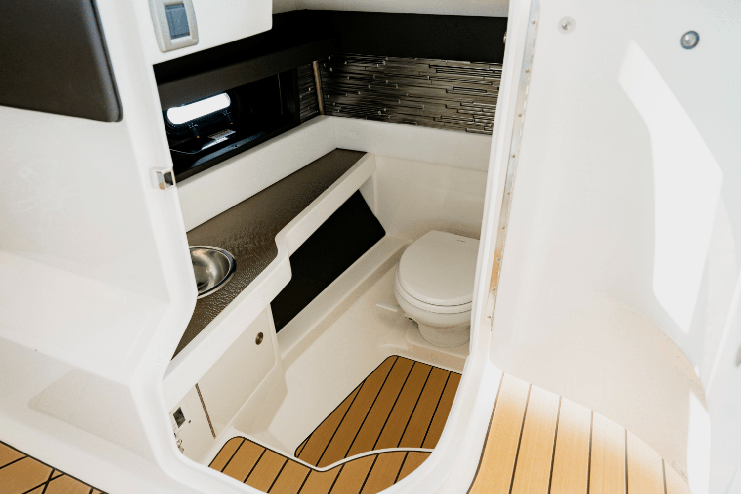 Slide: The Image of Sea Ray SLX 310 2025 - 12