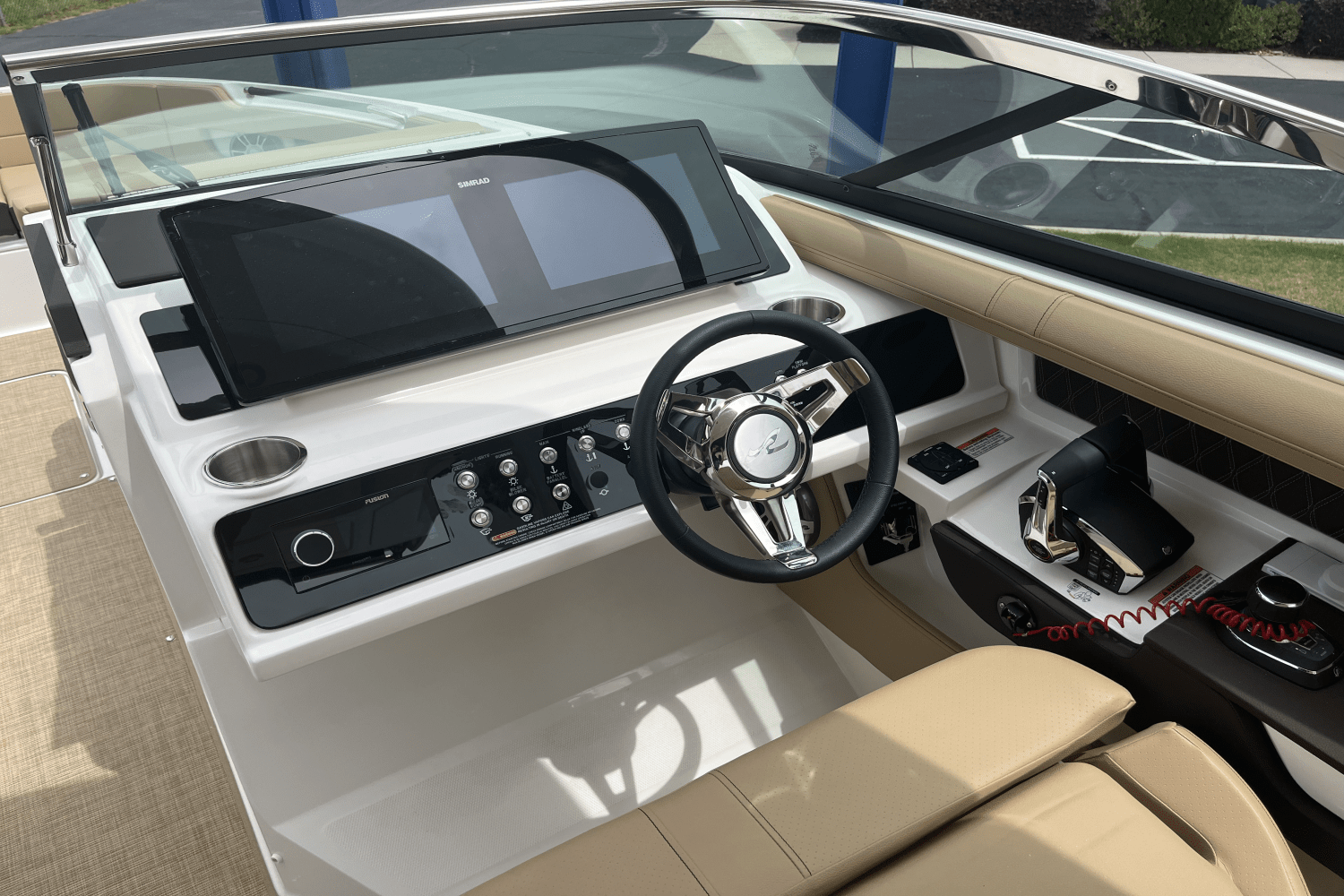 Slide: The Image of Sea Ray SLX 310 2025 - 13