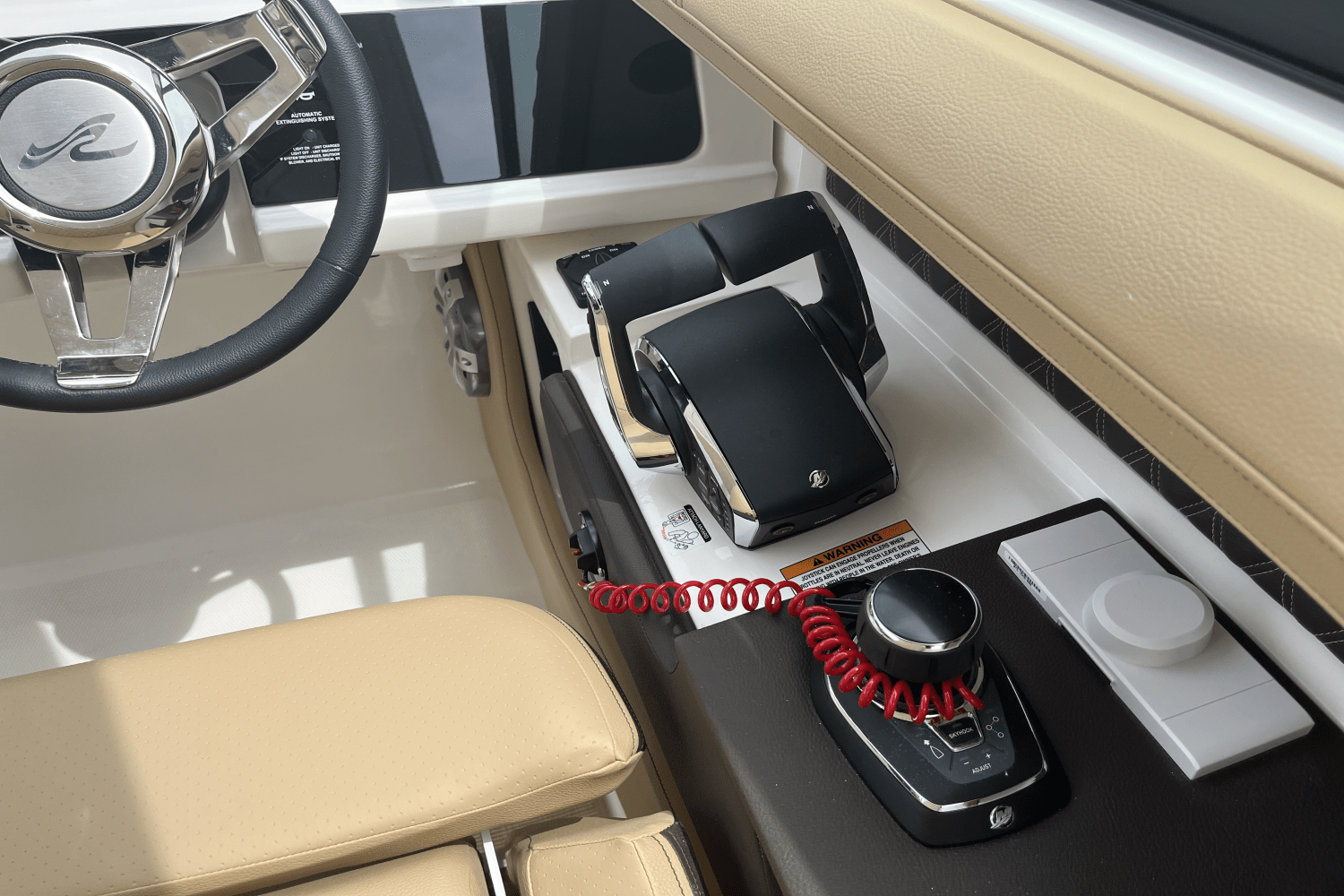 Slide: The Image of Sea Ray SLX 310 2025 - 14