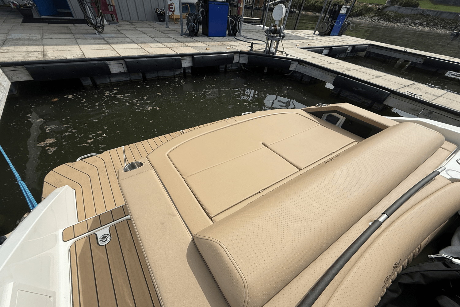 Slide: The Image of Sea Ray SLX 310 2025 - 14