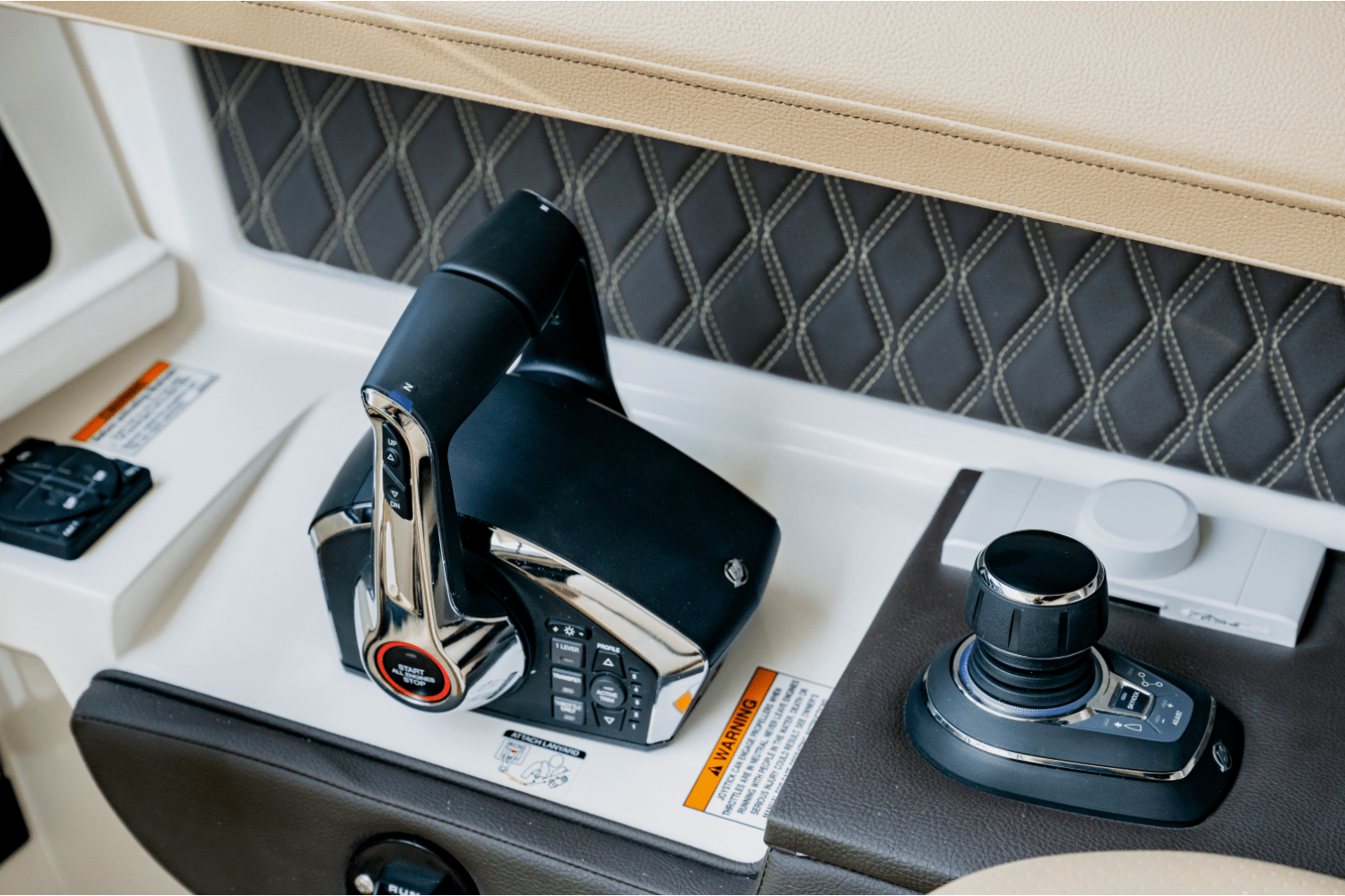 Slide: The Image of Sea Ray SLX 310 2025 - 14