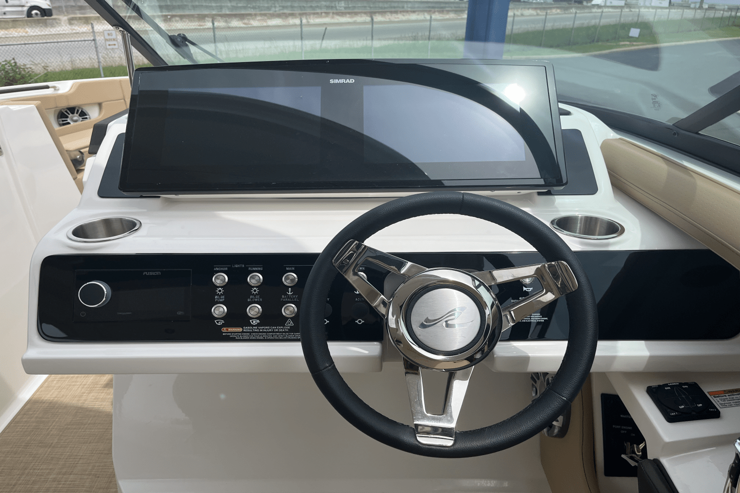 Slide: The Image of Sea Ray SLX 310 2025 - 15