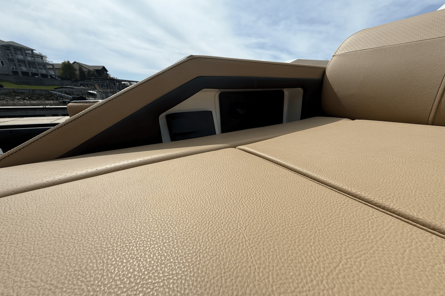 Slide: The Image of Sea Ray SLX 310 2025 - 15