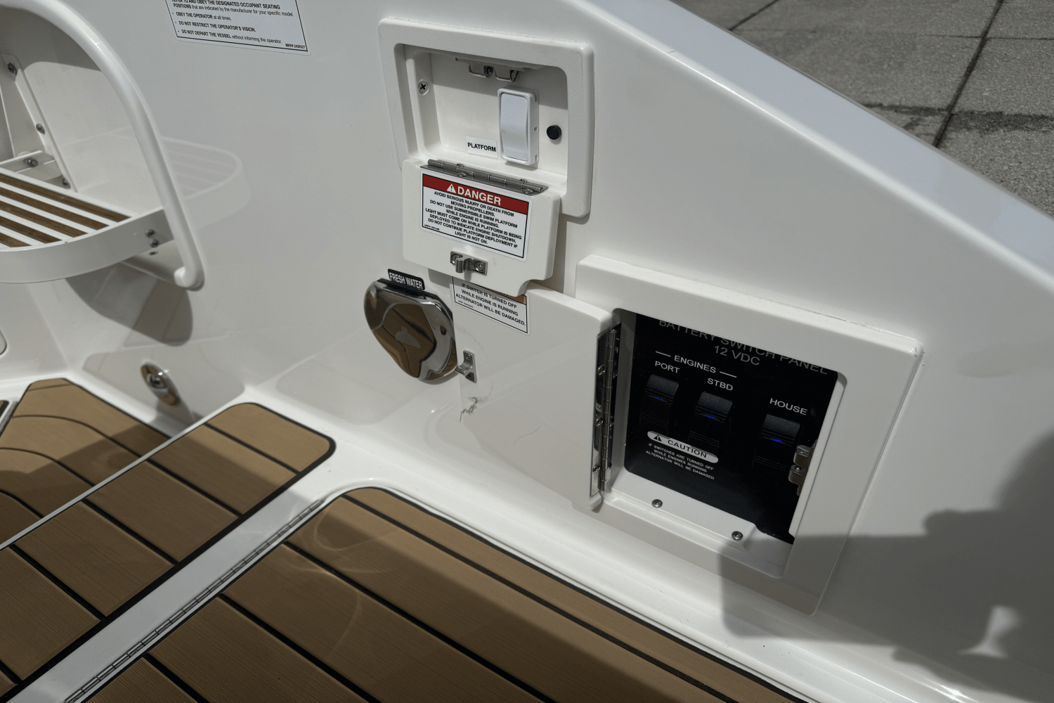 Slide: The Image of Sea Ray SLX 310 2025 - 16