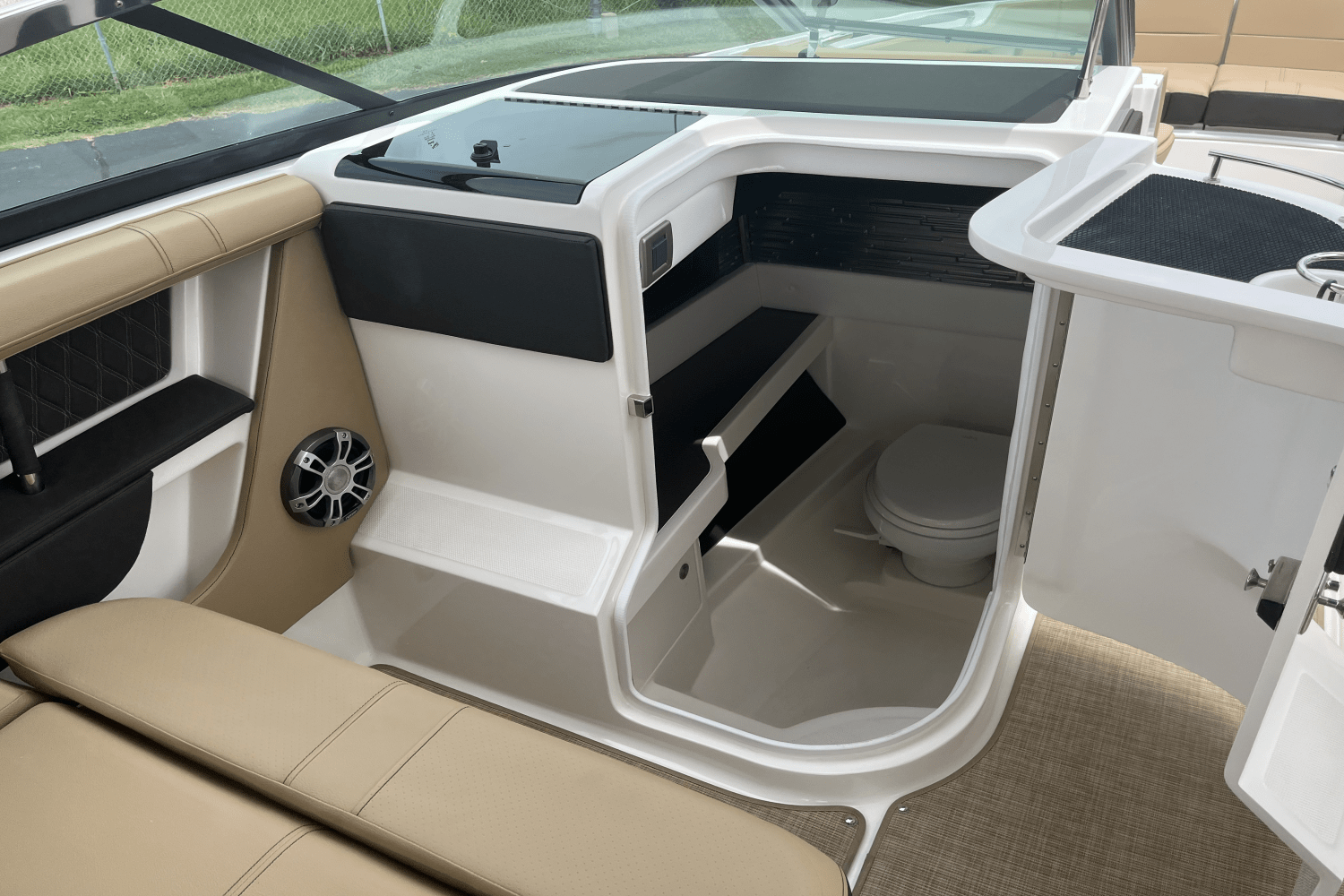 Slide: The Image of Sea Ray SLX 310 2025 - 17