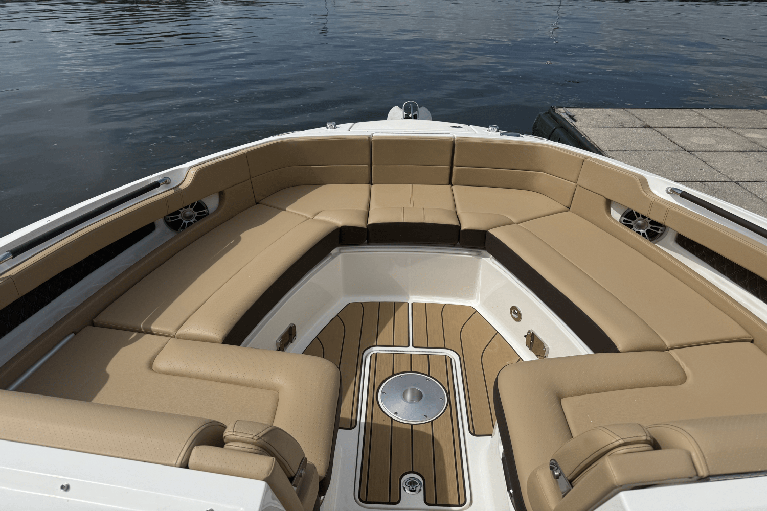 Slide: The Image of Sea Ray SLX 310 2025 - 17