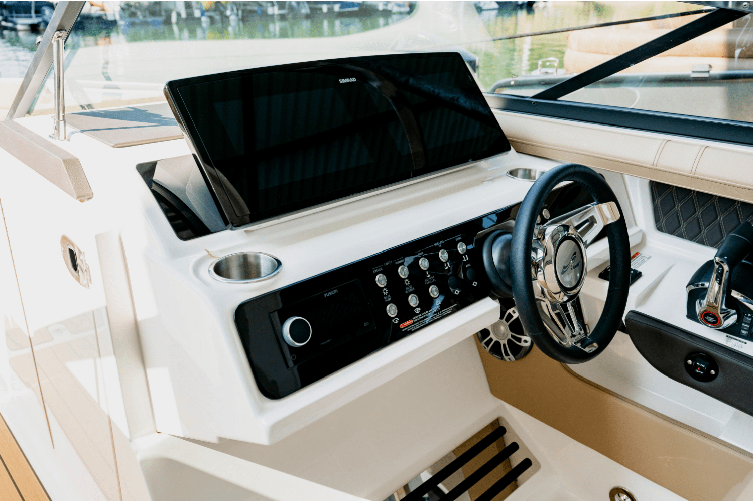 Slide: The Image of Sea Ray SLX 310 2025 - 17