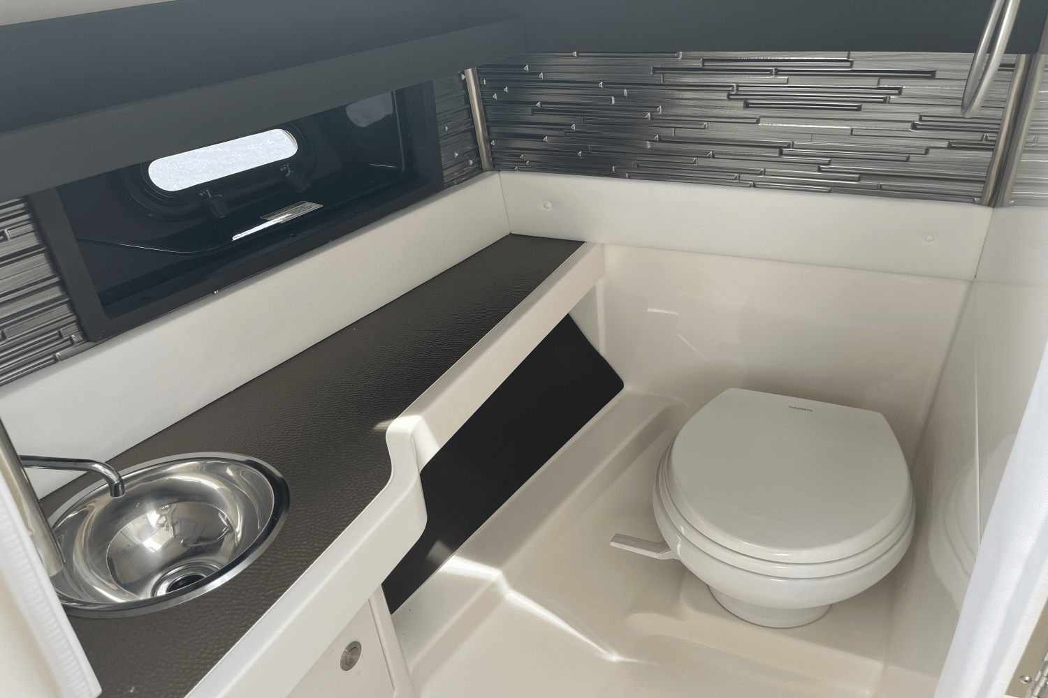 Slide: The Image of Sea Ray SLX 310 2025 - 18