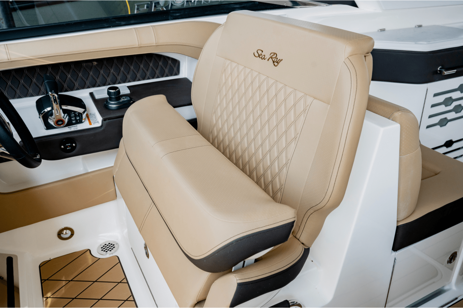 Slide: The Image of Sea Ray SLX 310 2025 - 18