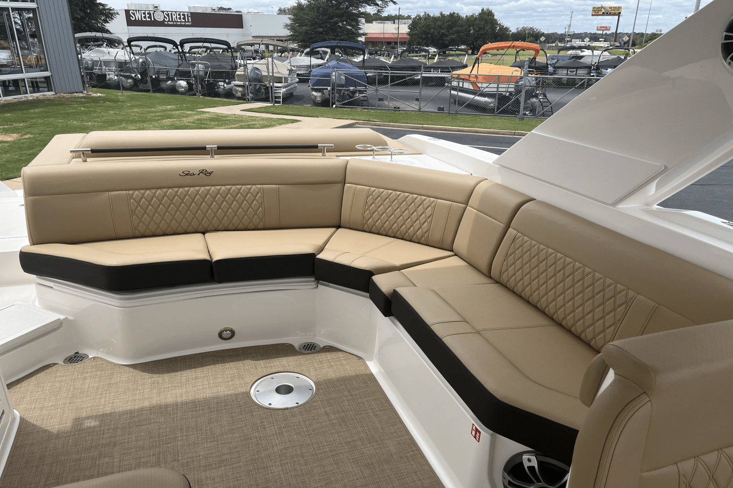 Slide: The Image of Sea Ray SLX 310 2025 - 19