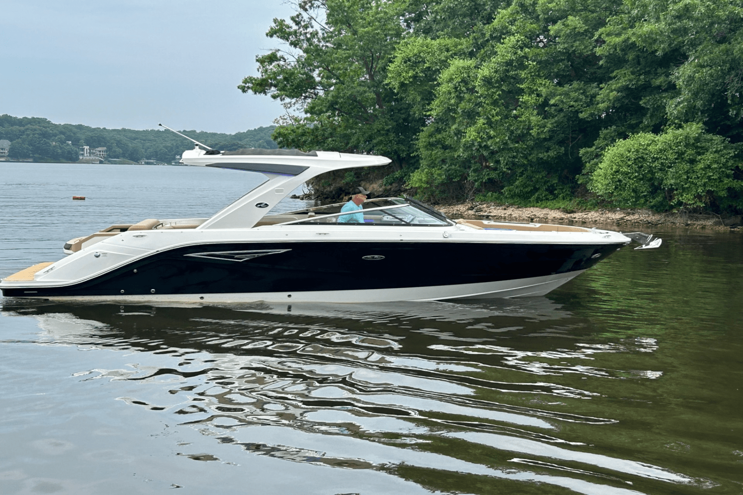 Slide: The Image of Sea Ray SLX 310 2025 - 2