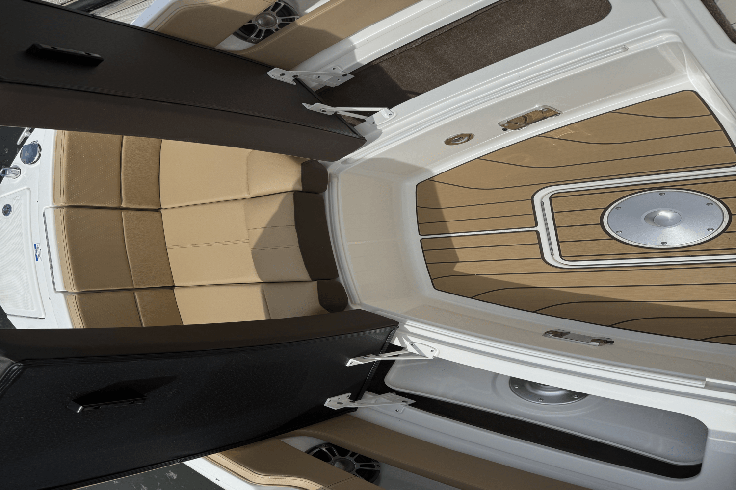 Slide: The Image of Sea Ray SLX 310 2025 - 20