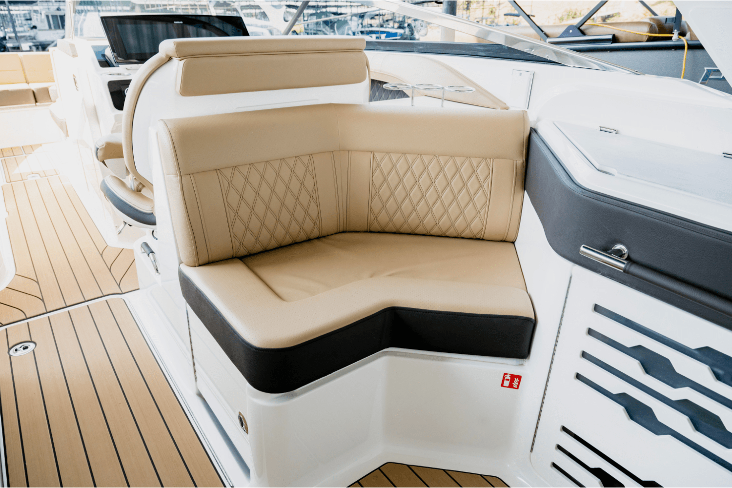 Slide: The Image of Sea Ray SLX 310 2025 - 20