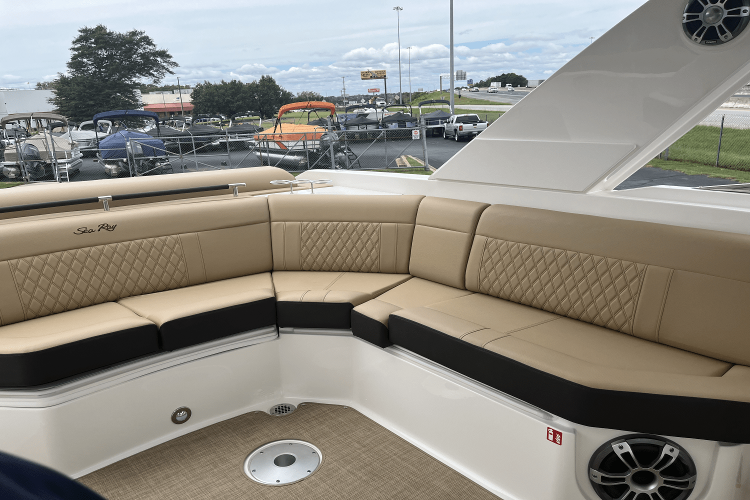 Slide: The Image of Sea Ray SLX 310 2025 - 21