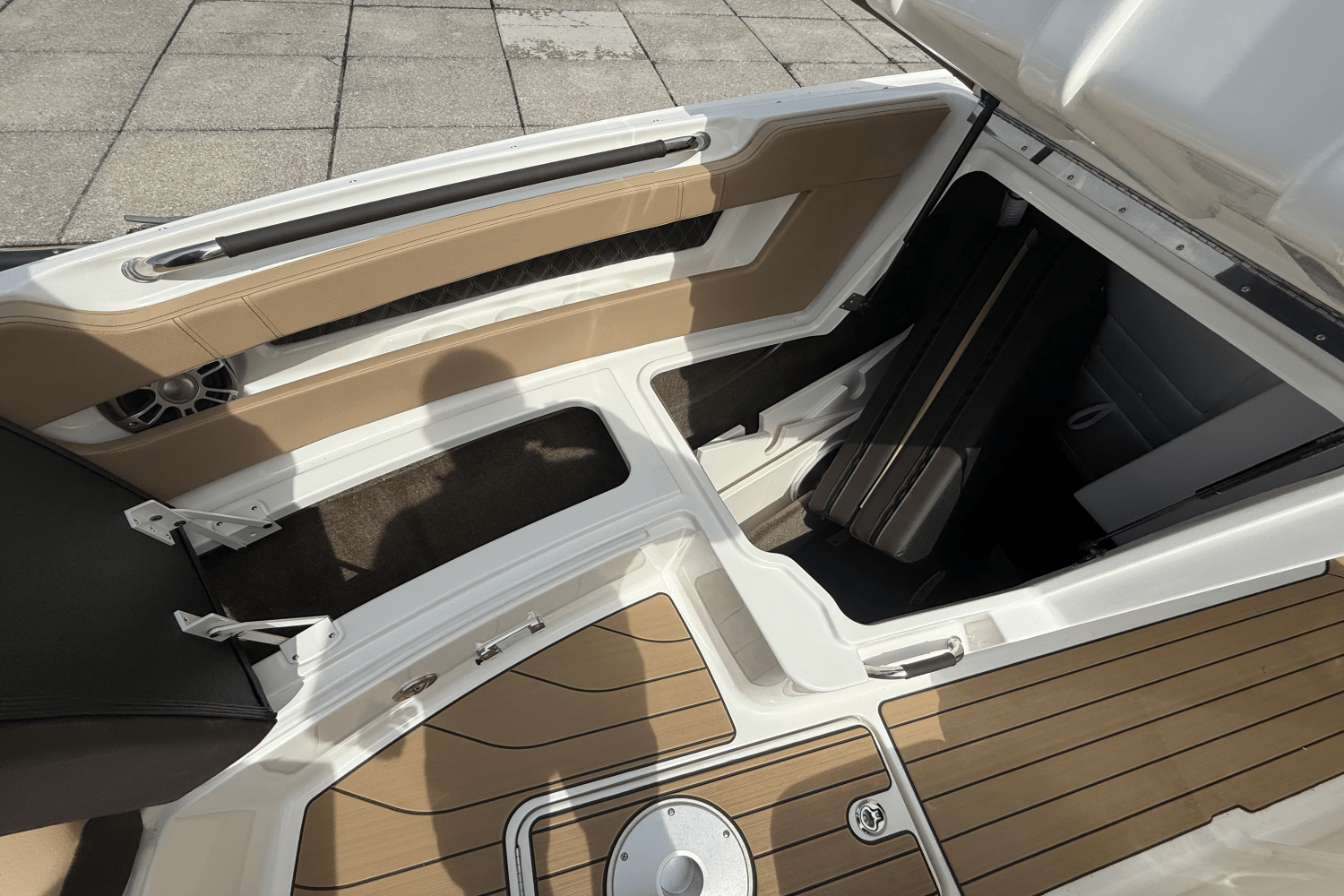 Slide: The Image of Sea Ray SLX 310 2025 - 21