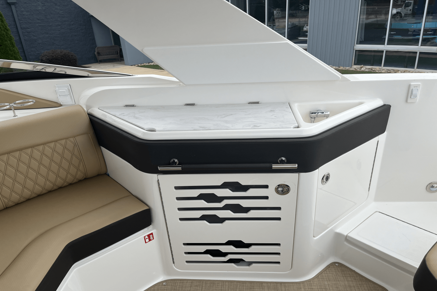 Slide: The Image of Sea Ray SLX 310 2025 - 22