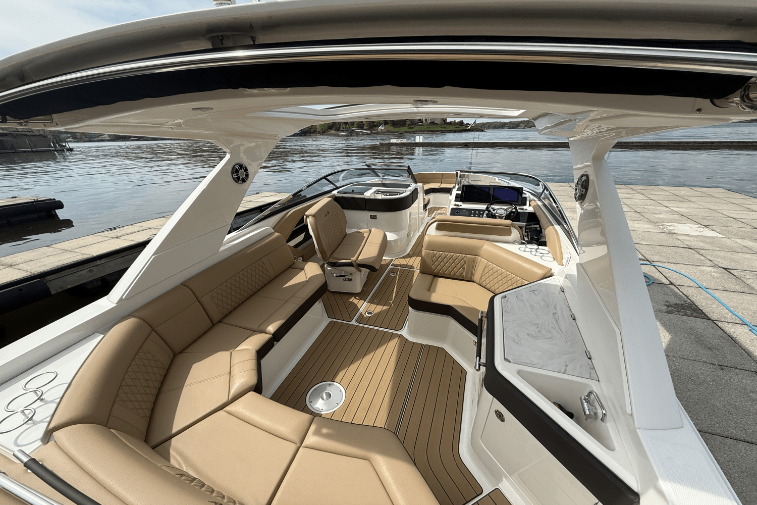 Slide: The Image of Sea Ray SLX 310 2025 - 22