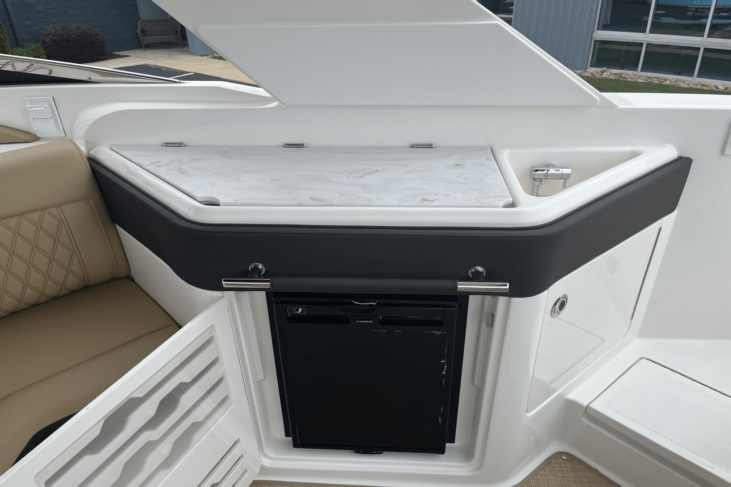 Slide: The Image of Sea Ray SLX 310 2025 - 23