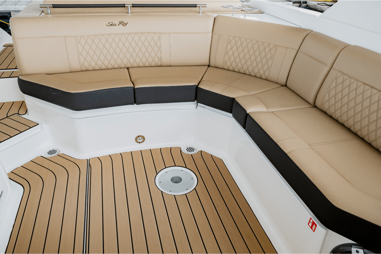 Slide: The Image of Sea Ray SLX 310 2025 - 23