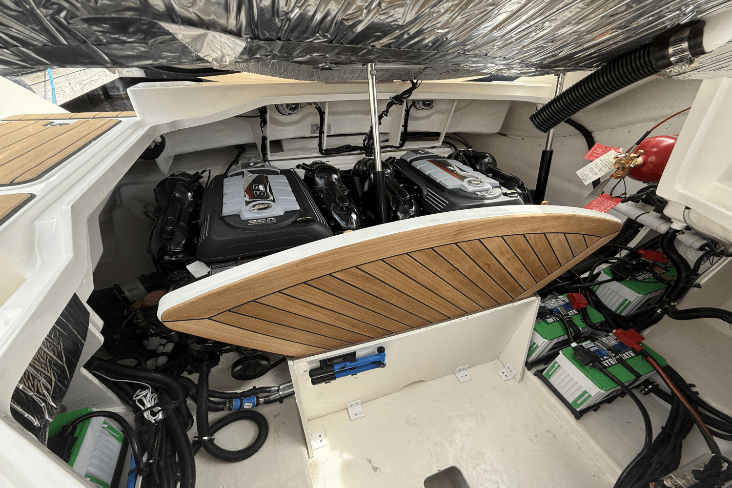 Slide: The Image of Sea Ray SLX 310 2025 - 24