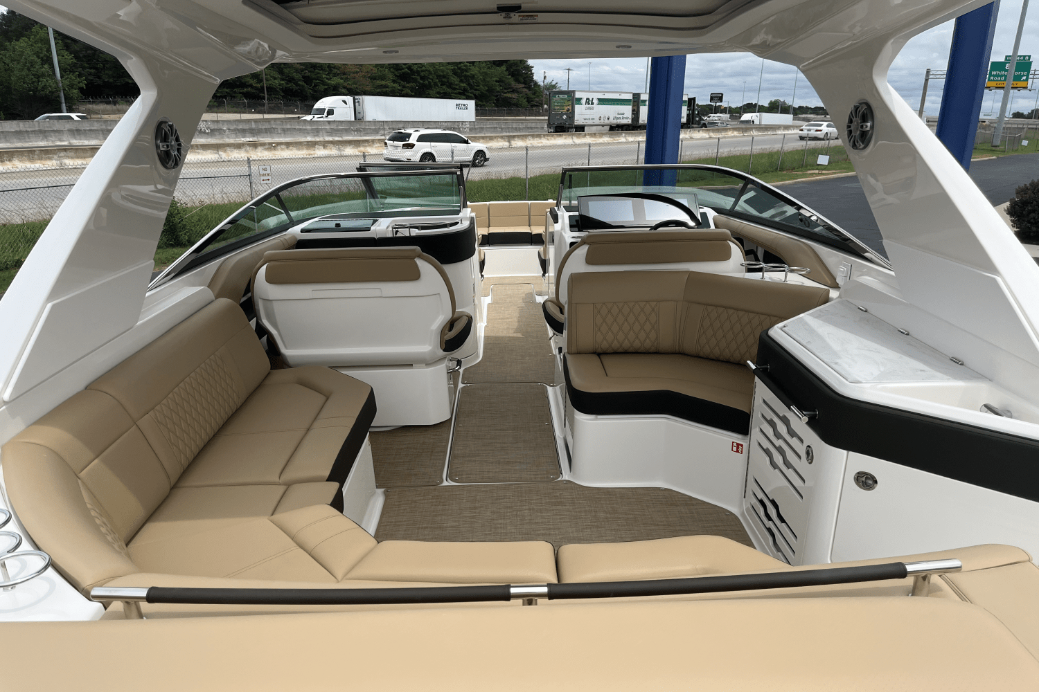 Slide: The Image of Sea Ray SLX 310 2025 - 27