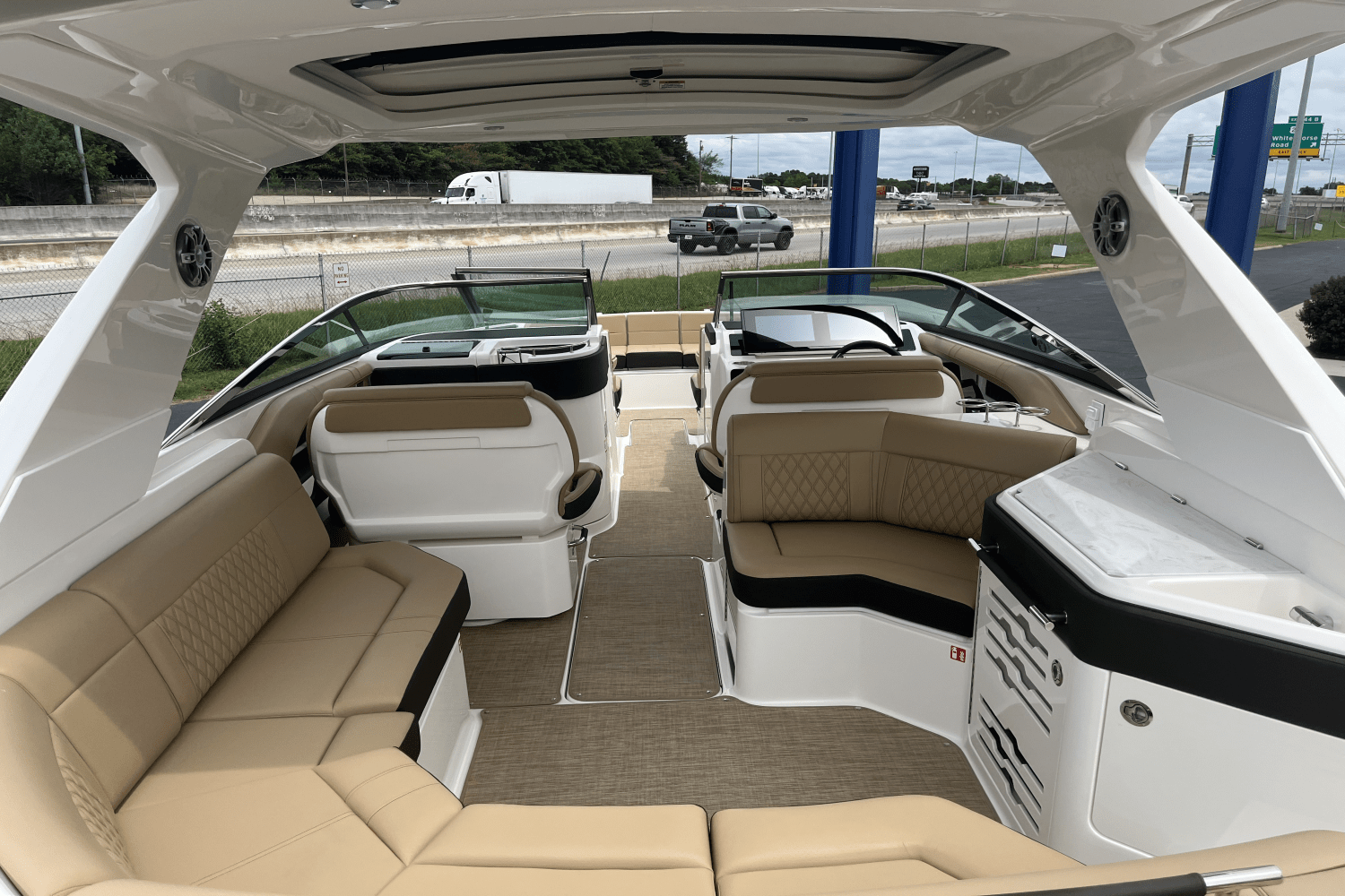 Slide: The Image of Sea Ray SLX 310 2025 - 28