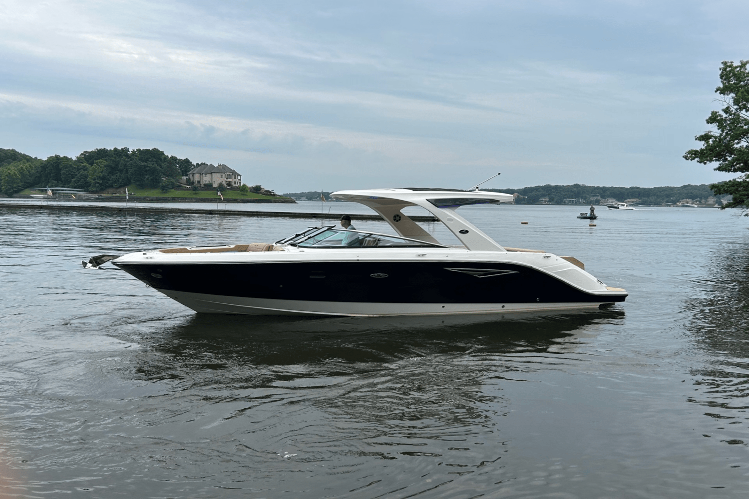 Slide: The Image of Sea Ray SLX 310 2025 - 4